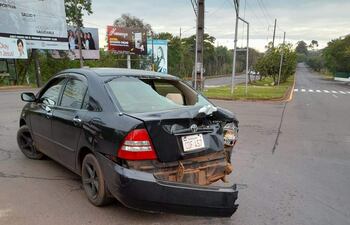 El automóvil fue embestido en la parte posterior cuando su conductor aguardaba para avanzar en el semáforo.