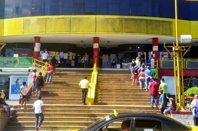 Filas de ciudadanos en  los supermercados se intensificaron en los días de cobro de los subsidios estatales. El número de beneficiarios supera los un millón.