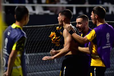 Facundo Barceló se pega al alambrado para gritar a todo pulmón el segundo gol de Guaraní, el que lo ponía de ganador en un partido que se complicó. Marcelo Palau y Kevin Lezcano lo acompañan.