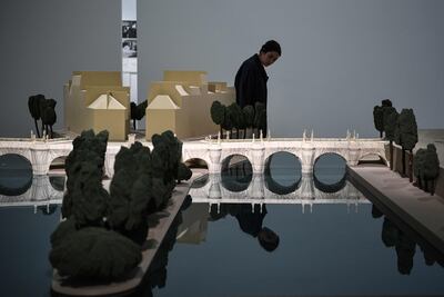 Un visitante junto a una maqueta de la envoltura del Pont Neuf que había realizado el artista búlgaro Christo en París.
