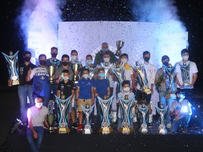 Hermosos trofeos recibieron los campeones y vice de cada categoría y sus preparadores.