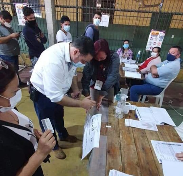 Momento en que el candidato liberal, Horacio Ortíz deposita su voto, quien aseguró mantenerse en la administración municipal por tercer período consecutivo.