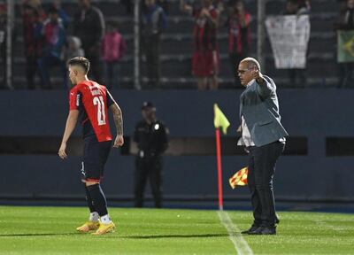 Rodríguez espera el balón ante la mirada de Francisco Arce