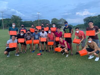 Jugadores del club con botines nuevos, comprados por el empresa que gerencia el club.