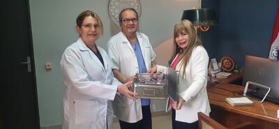 La directora del Hospital Nacional, Dra. Yolanda González, entregó de manera simbólica, al Jefe del Departamento de Cirugía, Dr. Julio Ramírez Sotomayor las cajas de instrumentales.