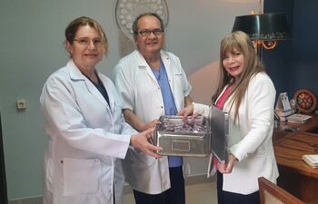 La directora del Hospital Nacional, Dra. Yolanda González, entregó de manera simbólica, al Jefe del Departamento de Cirugía, Dr. Julio Ramírez Sotomayor las cajas de instrumentales.