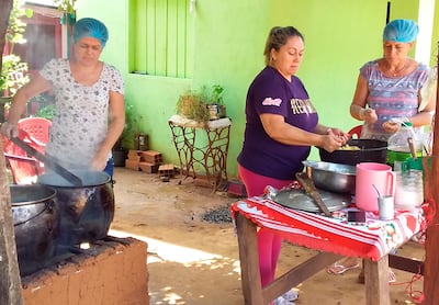 Ante la falta de empleo, algunas mujeres se juntaron en ollas populares.