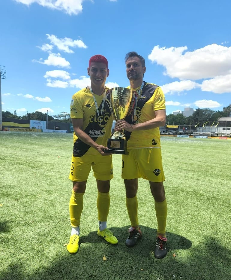 Padre e hijo. Luis Antonio Vidal Velázquez (nacido el 7 de diciembre de 1973), presidente y futbolista del Deportivo Recoleta y Rocco Sebastián Vidal Obregón (28 de setiembre de 2001), con el trofeo de campeón de la Primera División B 2022.