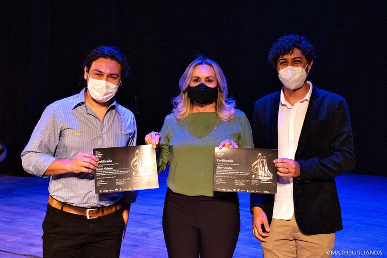 Óscar junto a María Teresinha De Jesús Pedrosa, intendente de São João da Boa Vista, y Vitor Arantes, con quien empató en primer lugar.