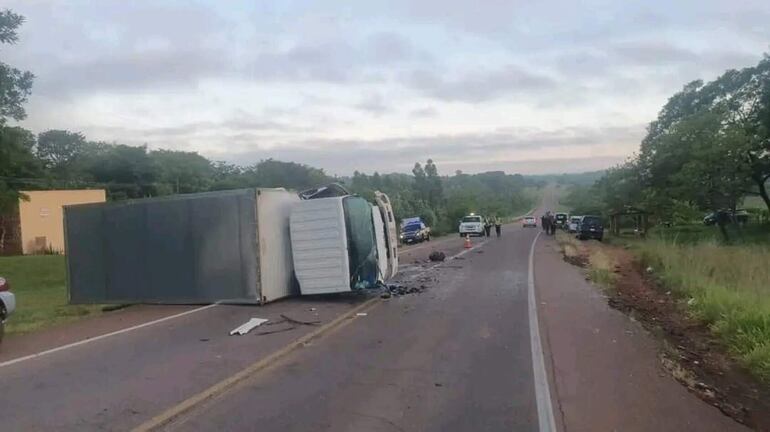 El choque frontal y posterior vuelco del vehículo se registró en el kilómetro 100 de la ruta PY01.