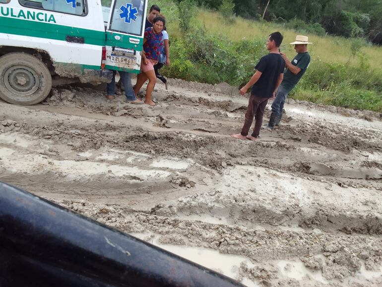 Ni las ambulancias todo terreno pudieron sortear el mal estado de los caminos en la zona.