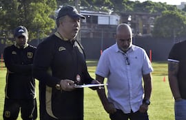 Robert Pereira (carpeta en mano), durante la presentación como técnico de Tacuary.