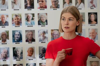 Rosamund Pike en "Descuida, yo te cuido".