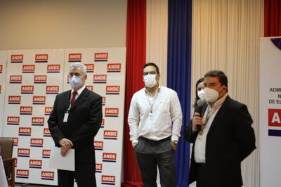El Ing. Guido Chávez, director de Distribución de la ANDE, acompañado de otros directores de la estatal, durante la apertura de los sobre de ofertas de la licitación.