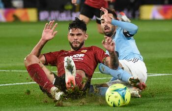 El defensor paraguayo Omar Alderete (i), del Valencia, lucha por el balón con el mediocampista español Brais Méndez, del Celta, durante el partido disputado ayer en Balaídos.