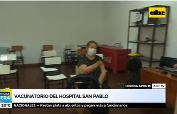Una de las mujeres que recibieron la vacuna antiCOVID en el Hospital San Pablo aguarda que se cumpla el lapso de media hora.