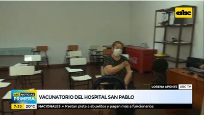 Una de las mujeres que recibieron la vacuna antiCOVID en el Hospital San Pablo aguarda que se cumpla el lapso de media hora.