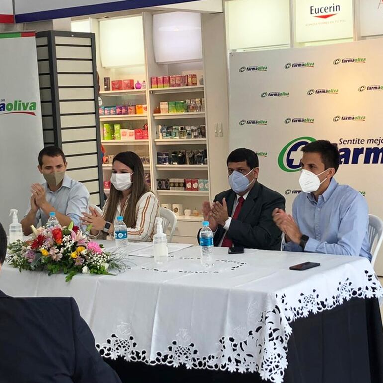 Representantes de Farmaoliva y la entidad social Enseña por Paraguay firmaron una alianza.