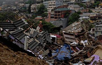 Rescatistas trabajan en la búsqueda de sobrevivientes tras el paso del temporal por Petrópolis, en Río de Janeiro.