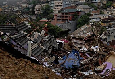 Rescatistas trabajan en la búsqueda de sobrevivientes tras el paso del temporal por Petrópolis, en Río de Janeiro.