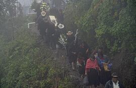 Habitantes de la etnia tzotzil, asisten a los funerales de víctimas tras el pasó de Eta este sábado, en el municipio de San Juan Chamula, en el estado de Chiapas (México).