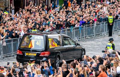 El carro fúnebre con el féretro de la reina Isabel II recorre las calles de Edimburgo, este domingo.