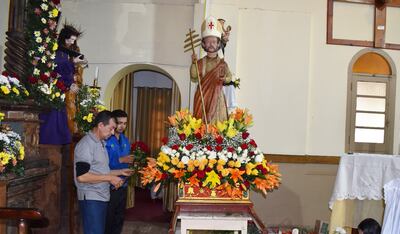 El anda y el pedestal de la imagen de San Pedro Apóstol fueron adornados con flores.