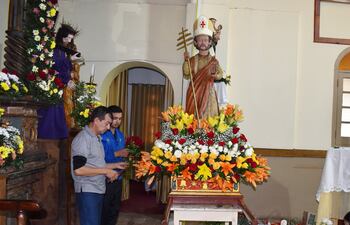 El anda y el pedestal de la imagen de San Pedro Apóstol fueron adornados con flores.