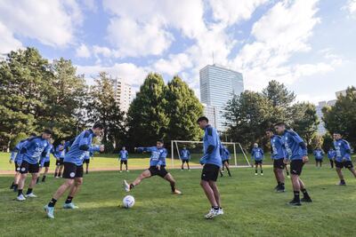 Los del plantel albirrojo en la práctica de ayer en el Donaucity Sportcenter.