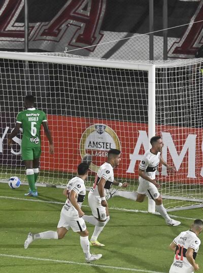 Alejandro Silva da rienda suelta a su emoción luego de su gran anotación. Jorge Recalde, Saúl Salcedo y Antolín Alcaraz se suman a la celebración.