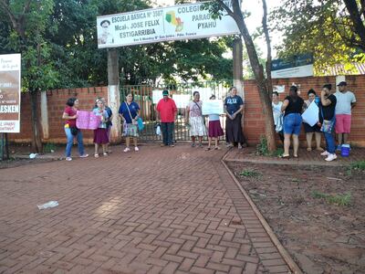 Los padres de alumnos se movilizaron frente a la escuela José Felix Estigarribia del Km 9 Monday, para exigir que los kits de alimentos lleguen a la comunidad.