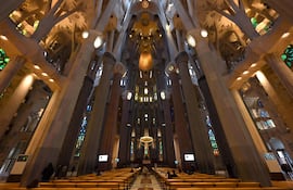 Vista interior de la Sagrada Familia, en Barcelona, España.