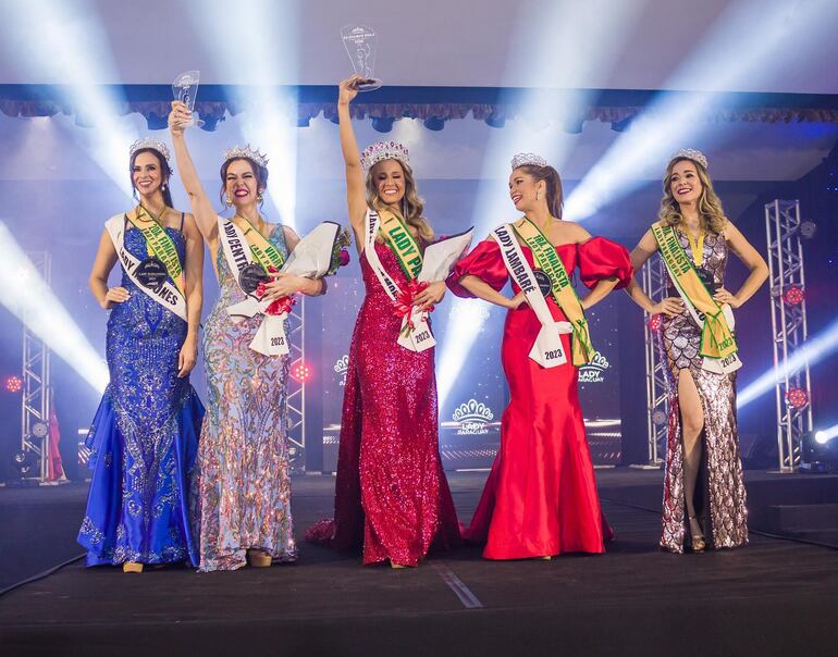 La flamante Lady Paraguay 2023, Melissa Segovia, rodeada de las finalistas del certamen. (Instagram/Lady Paraguay)