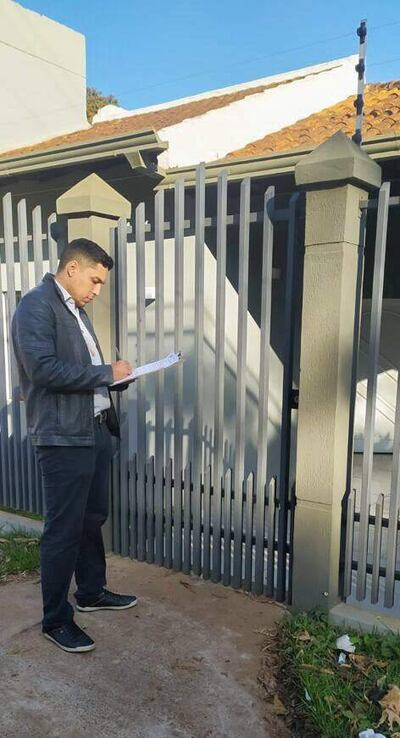 Un funcionario municipal en la tarea de notificación en Ciudad del Este.