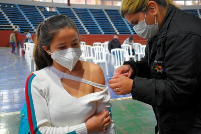 Una adolescente recibió su segunda dosis contra el COVID-19 en Villarrica.