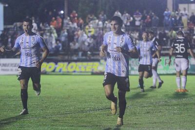 Marcelo Acosta (d), atacante de Guaireña, celebra el gol contra Olimpia por la fecha 16 del torneo Apertura 2023 del fútbol paraguayo en el estadio Parque del Guairá, en Villarrica.