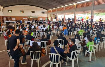Ensamble de orquesta juveniles en el Seminario Regional realizado en Quiindy