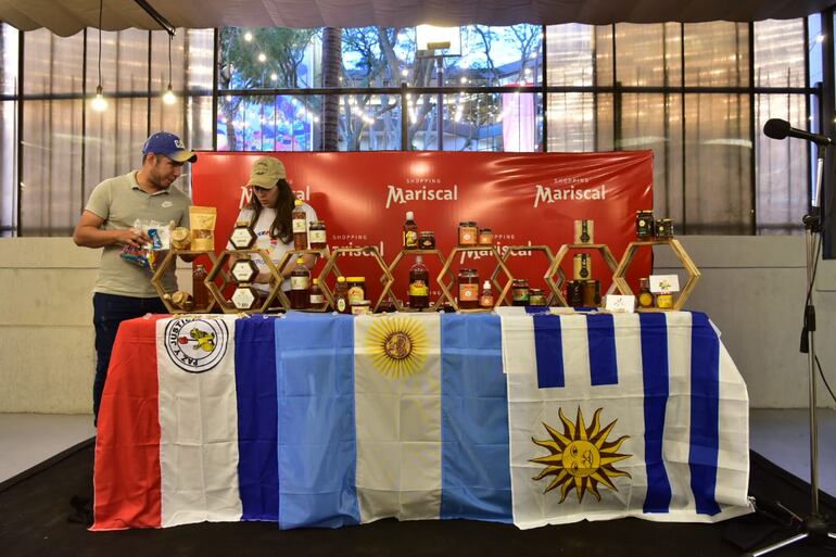 En la Planta Baja del Shopping Mariscal, se realizó una cata de miel para todo público, donde las personas pudieron degustar diferentes variedades de miel de ocho expositores nacionales y cuatro internacionales provenientes de Argentina y Uruguay.