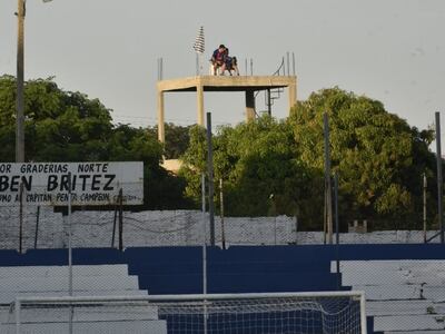 Un hincha de Cerro Porteño y del 12 de Octubre en la parte más alta de una obra siguiendo el partido.