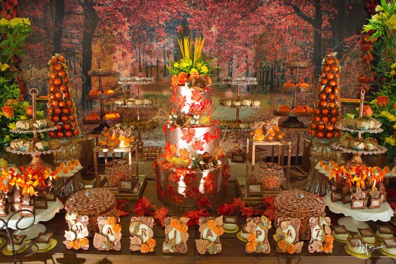 Sabor Bombón preparó una mesa de dulces cargada con mas de 800 dulces y cascadas de chocolate.