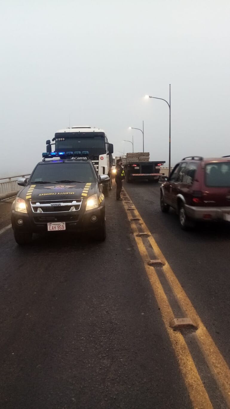 A estas horas de la mañana el camión fue removido ya del puente pero el peaje es otro punto en contra para el despeje de la larga fila de autos.