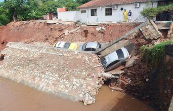 Parte del inmueble ubicado sobre Vencedores del Chaco c/ Alejandro Ravizza se vino abajo con la caída del muro.