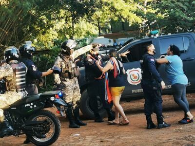 Algunas escaramuzas entre policías y vecinos se registraron en el operativo.