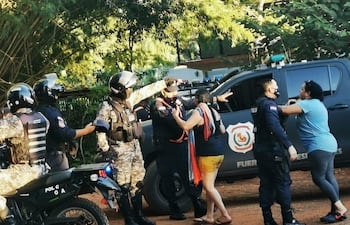 Algunas escaramuzas entre policías y vecinos se registraron en el operativo.