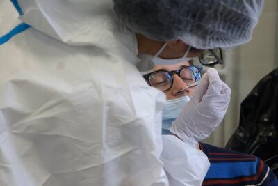 Un estudiante de medicina realiza una prueba de covid-19 en París.