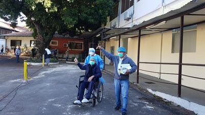 El hombre de 82 años abandona el Ineram en una silla de ruedas y con el pulgar en alto.