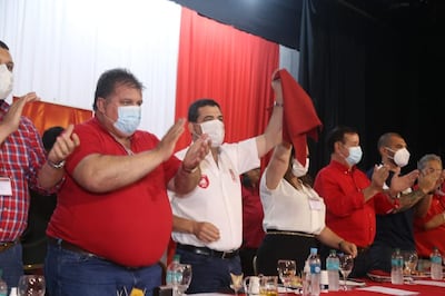 La plenaria de presidentes de seccionales que responden al oficialismo rechazaron hoy que la dupla presidencial del Partido Colorado esté integrada por un opositor. La reunión se llevó a cabo en un hotel capitalino.