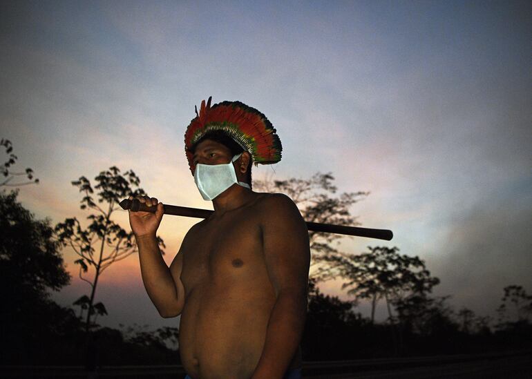 Un indígena de la tribu Kayapo, con mascarilla, durante una manifestación en Novo Progresso, en el estado brasileño de Para.