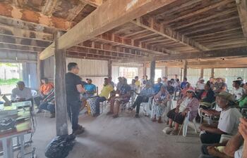 Reunión entre autoridades y miembros de la comunidad de Puerto Esperanza con personal técnico de la ANDE para establecer un Código de Conducta.