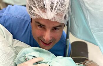 Papá feliz. Nizugan Junior sonriente junto al recién nacido Piero Bautista y su esposa Larissa Pérez.